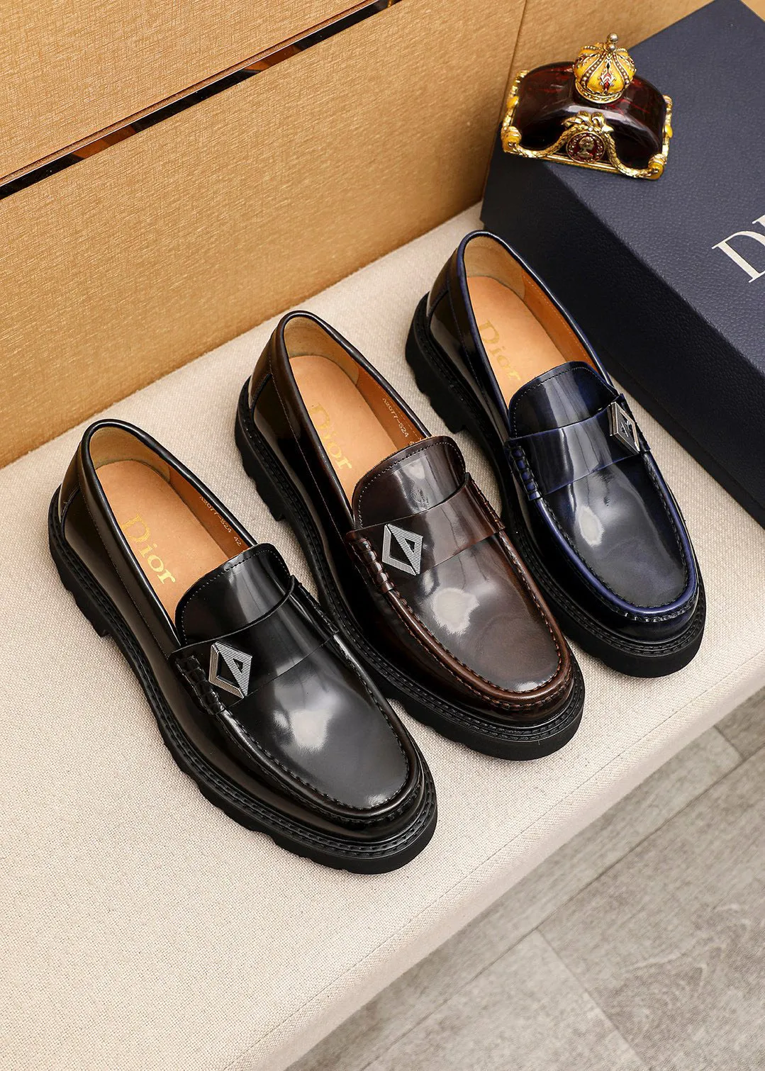 Men's shoes 💰480 💐 Product trademark: Dior "Dior" casual leather shoes Regular size: 39-44 (45🉑️customized) Product materials: Selected Italian imported first-layer beaded cowhide upper + classic hardware buckle, imported water-dyed 🐂 cowhide lining. Strong three-dimensional visual effect, original outsole Color: 3⃣️colors available